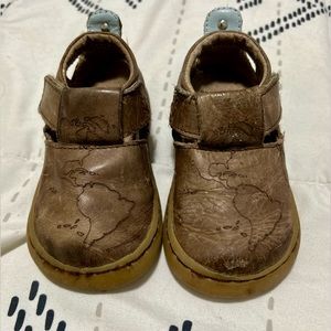 Livie & Luca tan map closed toe sandals size 4